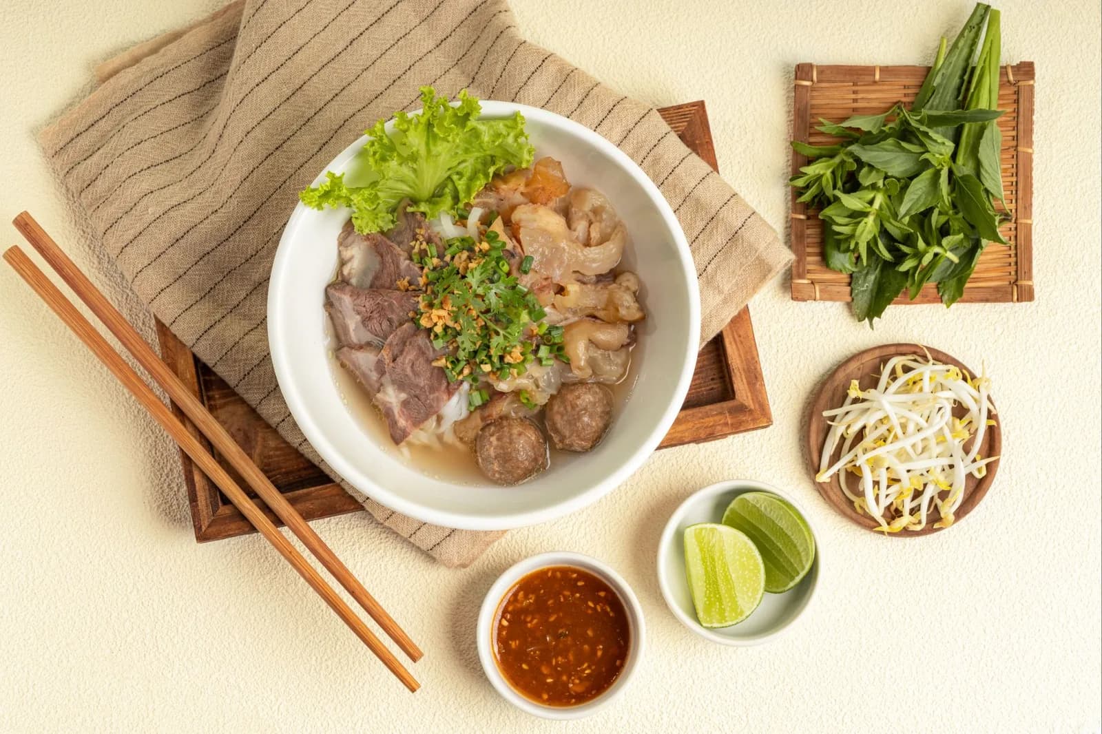 Mixed Beef Noodle Soup, servi chez Beef and Basil